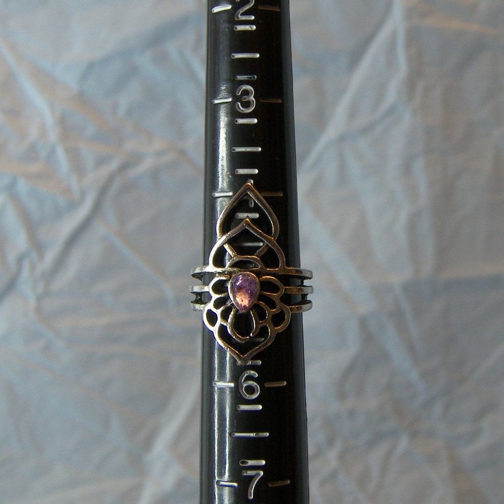 Silvertone cutout Ring w/ pink stone, sz 5